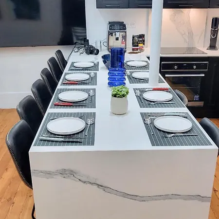 Chez Claire 4- Place Capitole 122m2, Clim דירה