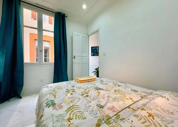 Apartment Chez Claire 4- Place Capitole 122m2, Clim *